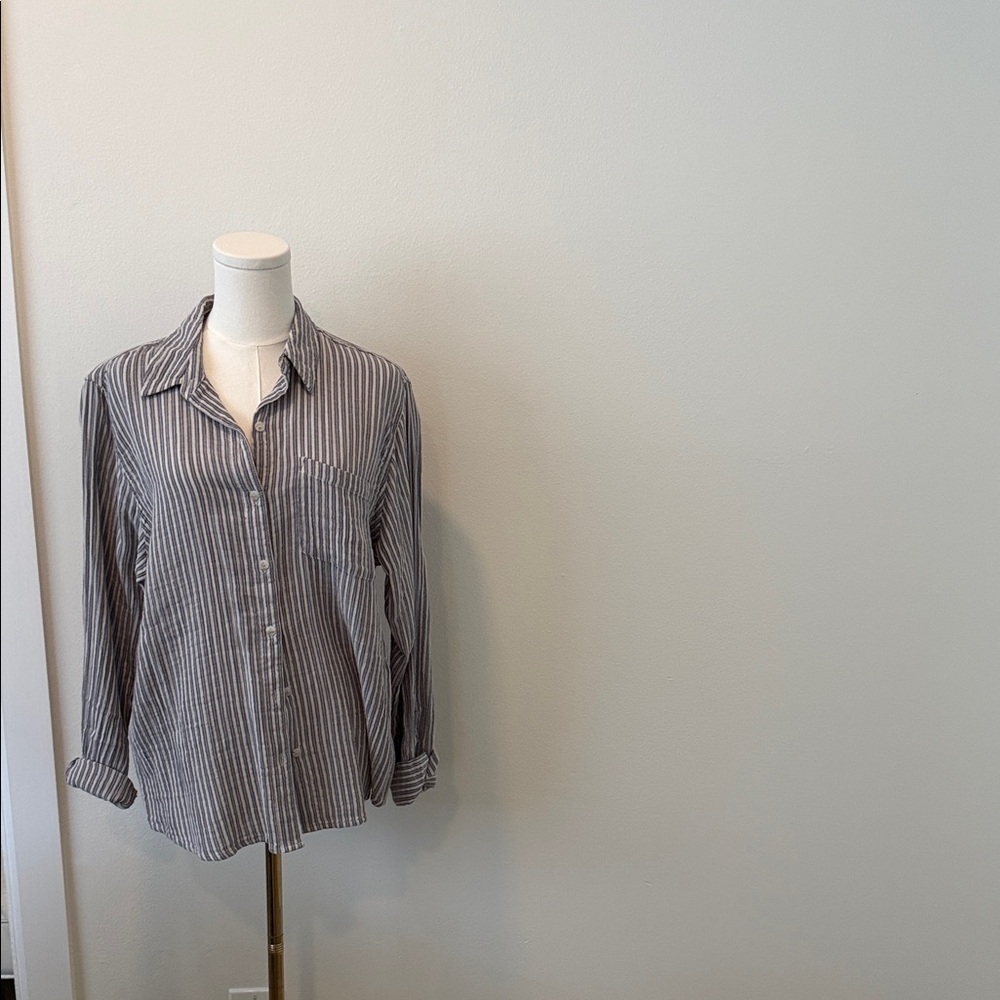 Universal Thread Blue & White Stripe Cotton Button-Up Shirt – Size Medium
